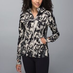 Lululemon Scuba Hoodie II
Great Granite Black Mojave Print Angel Wing
Size 6
🍋